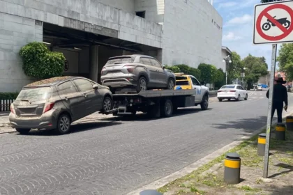 Concluye rescate de vehículos en el estacionamiento Paseo de San Francisco tras inundación en Puebla