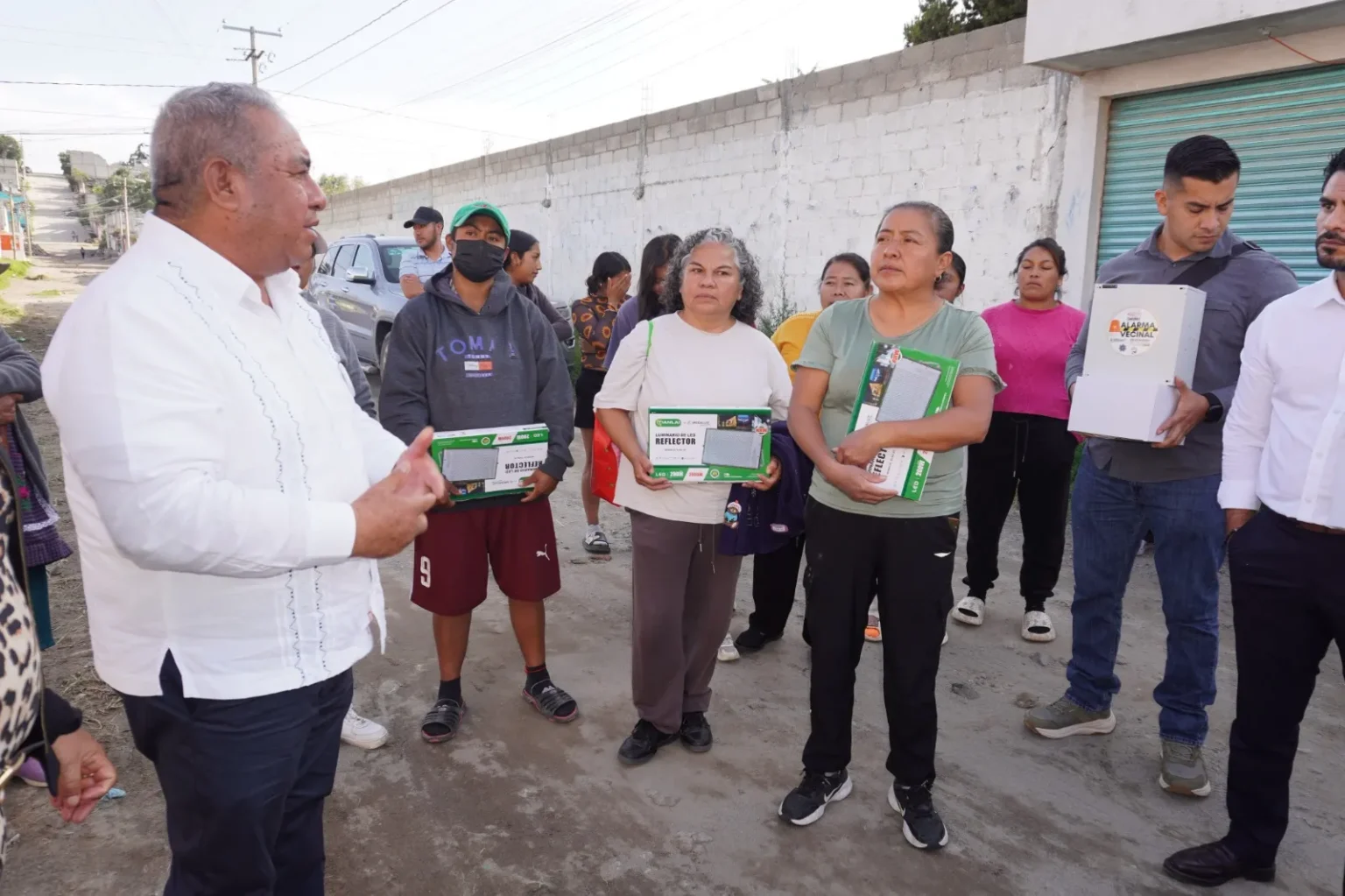Continúa Severiano de la Rosa fortaleciendo la seguridad con alarmas vecinales y mejor iluminación en Amozoc