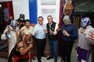 Devela Pepe Chedraui placa conmemorativa por el 73 aniversario de la Arena Puebla