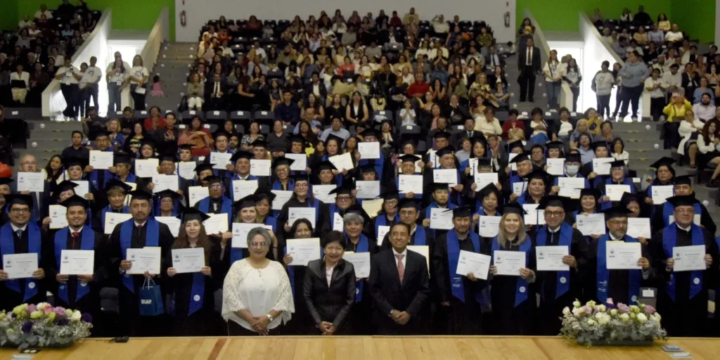 Egresados de la Universidad para Adultos son un referente para la BUAP