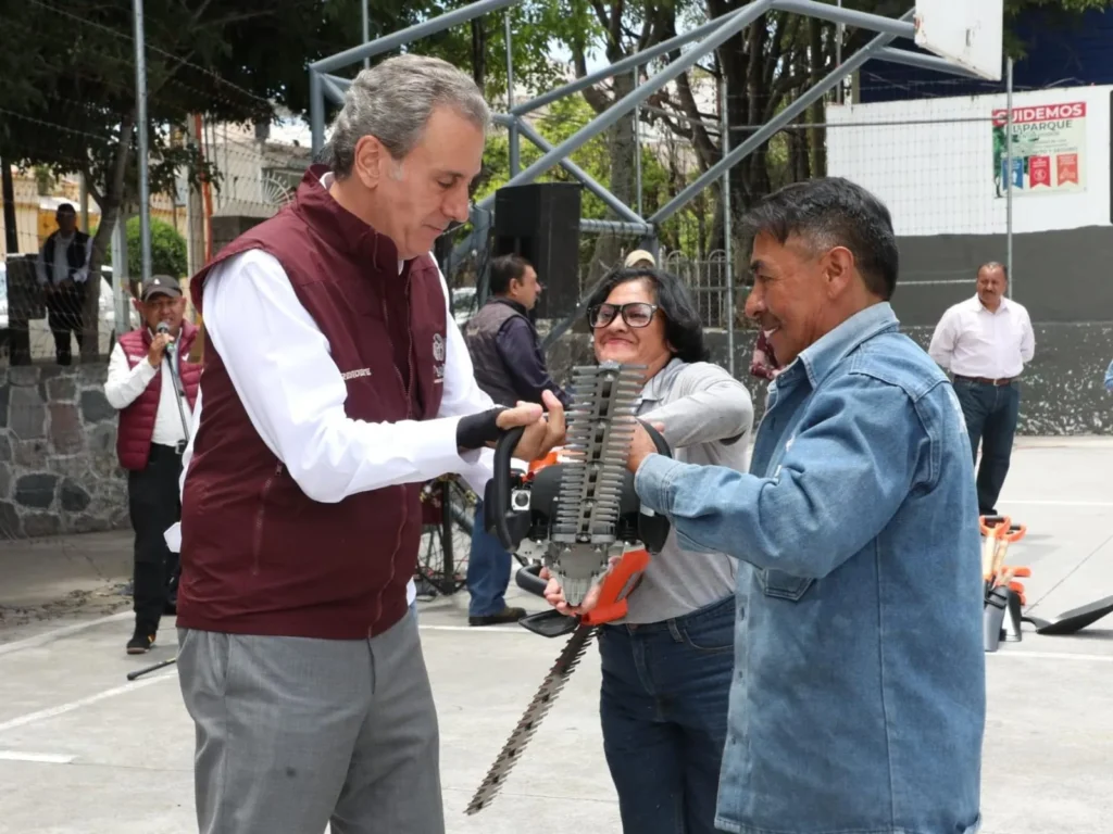Entrega Pepe Chedraui herramienta a personal de Servicios Públicos para el mantenimiento de la ciudad