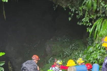 Familiares de víctimas en Gruta de Chichicazapa agradecen respaldo del Gobierno de Puebla