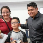 Gobierno de Cuautlancingo entrega lentes a 476 estudiantes