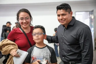 Gobierno de Cuautlancingo entrega lentes a 476 estudiantes