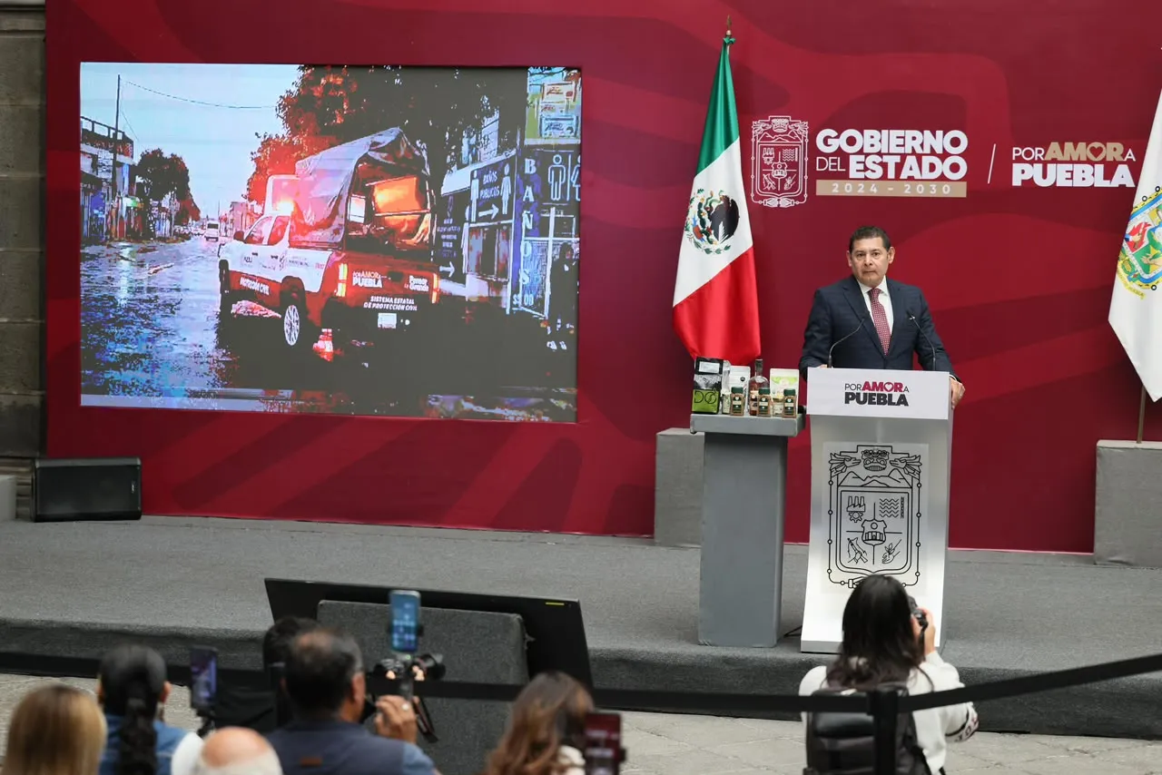 Gobierno de Puebla entrega apoyos por 2.8 millones de pesos a afectados por lluvias
