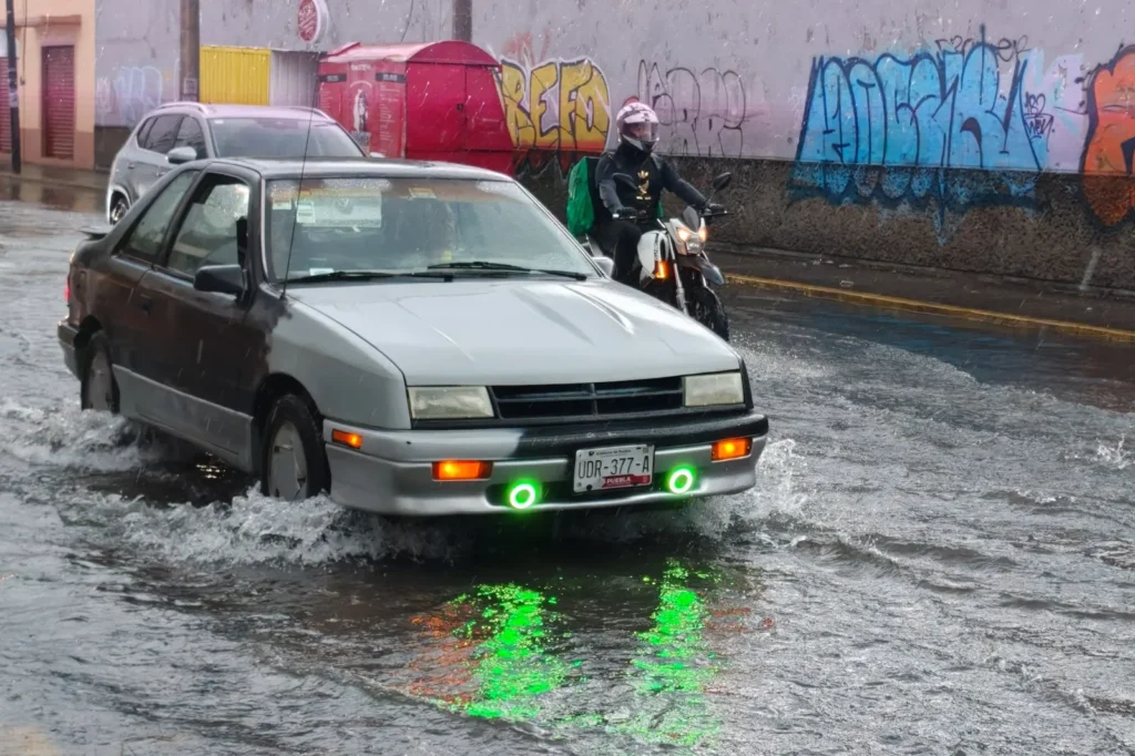 Intensa lluvia provoca caos, colapsos en drenajes y calles principales