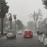 Intensa lluvia provoca caos, colapsos en drenajes y calles principales