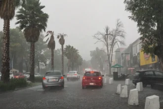 Intensa lluvia provoca caos, colapsos en drenajes y calles principales