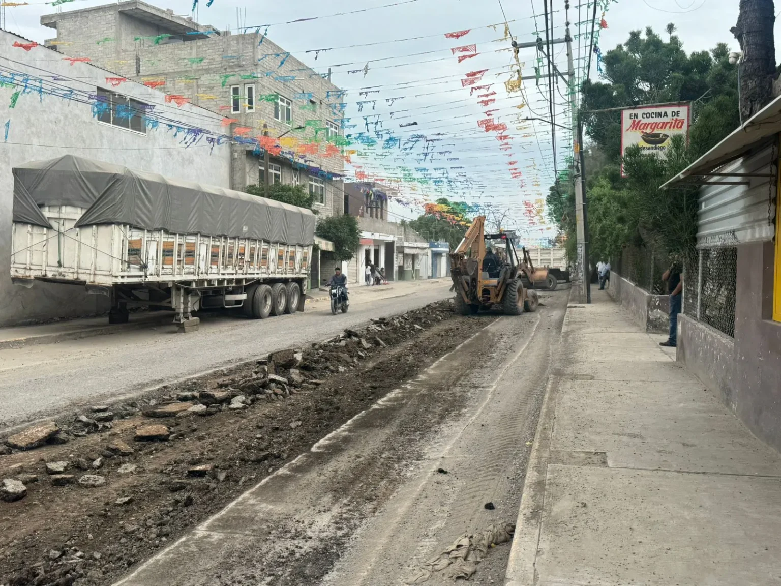 Interviene Gobierno del Estado tramo carretero San Diego Chalma - Santa Cruz Acapa en Tehuacán