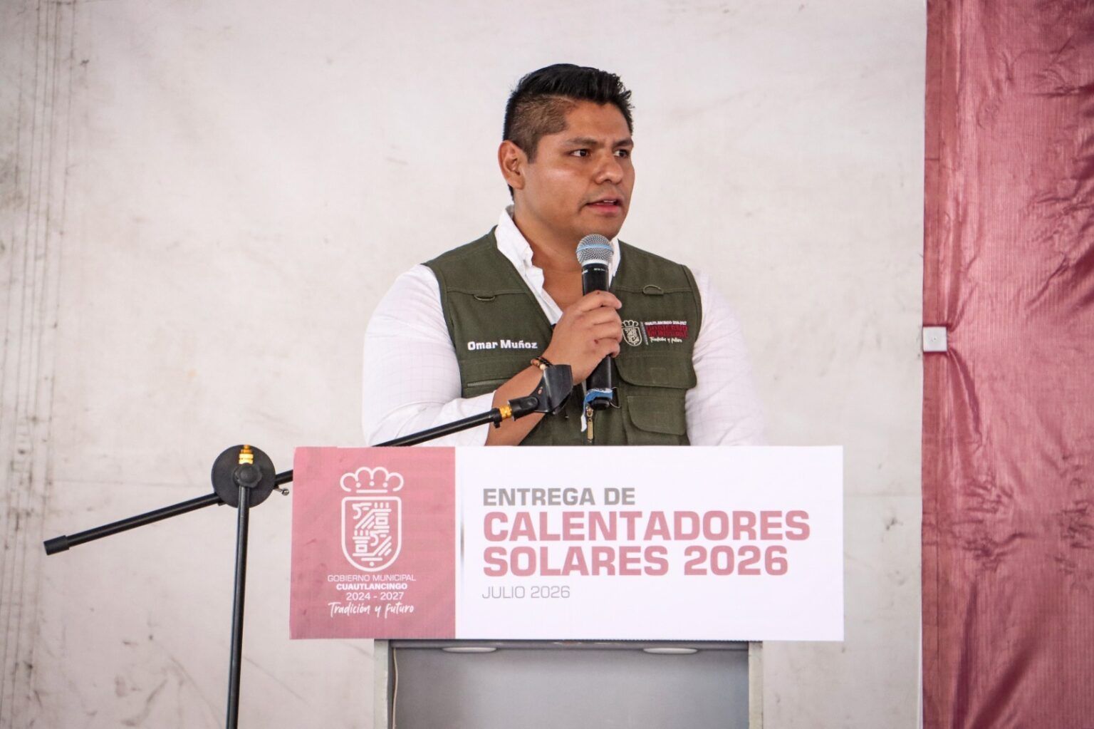 Omar Muñoz entrega 845 calentadores solares