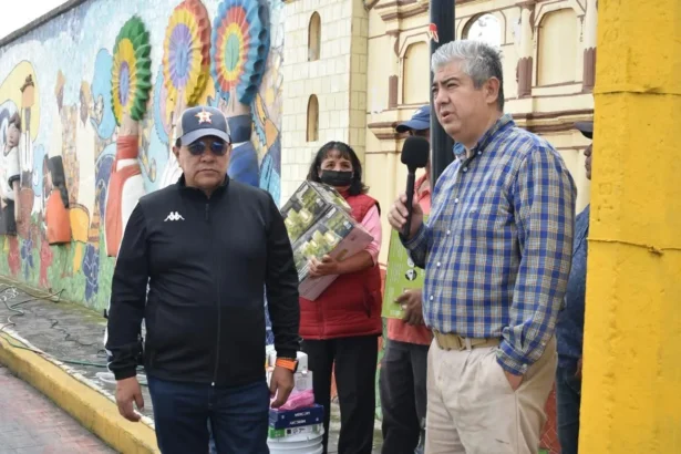 Participa diputado Miguel Márquez en faena comunitaria para transformar calles de Huauchinango