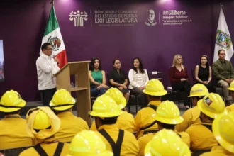Reconocen en el Congreso del Estado a combatientes de incendios forestales