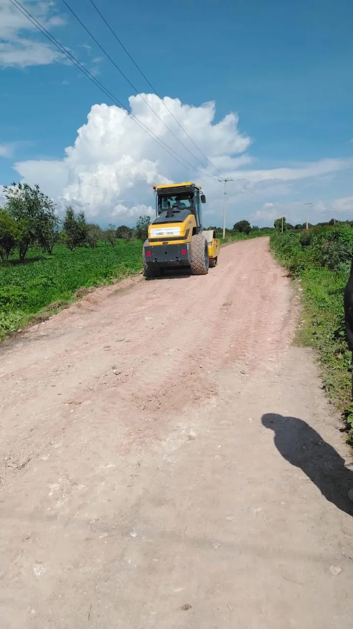 Rehabilita Gobierno del Estado caminos saca cosechas en Xochitlán Todos Santos