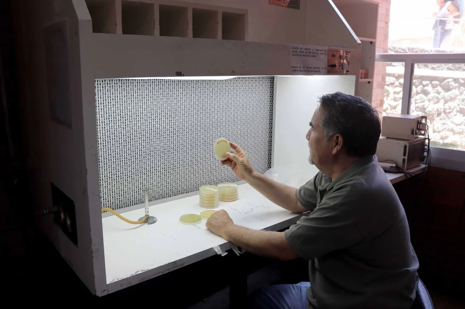 Superbacteria global se aloja en seres vivos, agua y alimentos: Santiago Castillo Ramírez