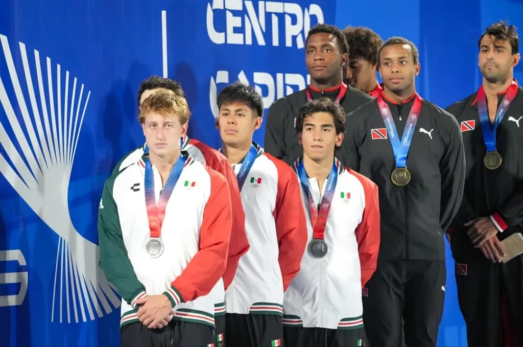 El nadador poblano Santiago Blanco sube al podio en los JCC 2026