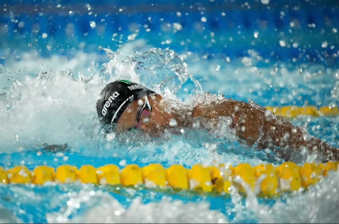El nadador poblano Santiago Blanco sube al podio en los JCC 2026