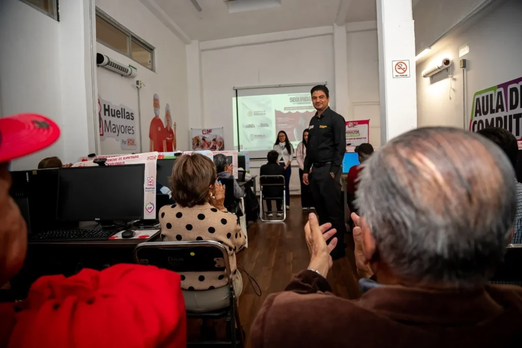 Aborda DIF Puebla Capital medios digitales y fraudes cibernéticos con personas adultos mayores