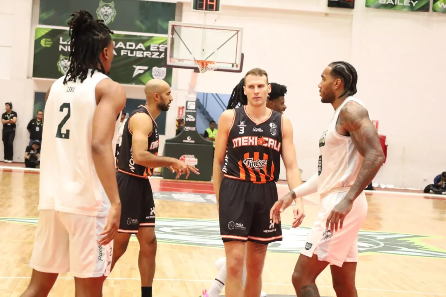 Acerca Gobierno del Estado baloncesto profesional a la niñez y juventud poblana