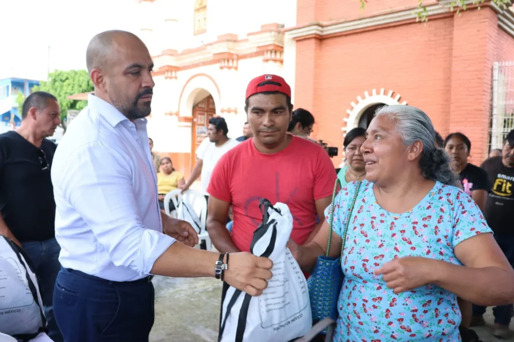 Acompaña y apoya SEDIF a familias de Tlaola ante deslaves