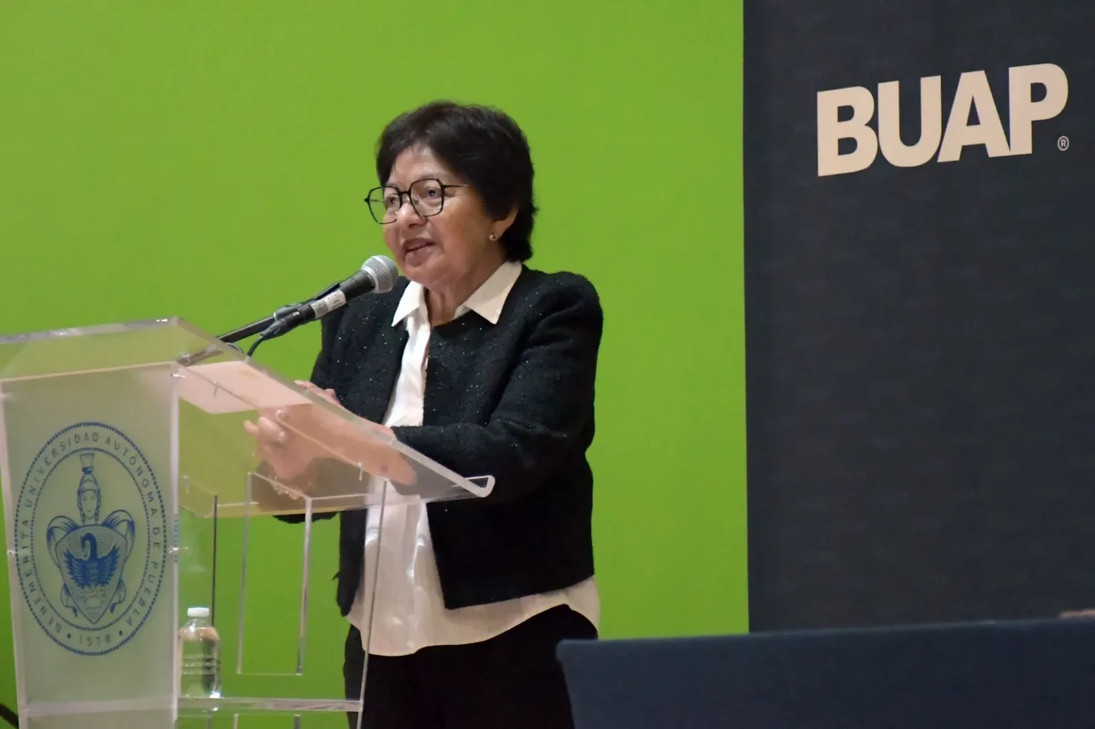 Dicta conferencia en la BUAP la subgobernadora del Banco de México
