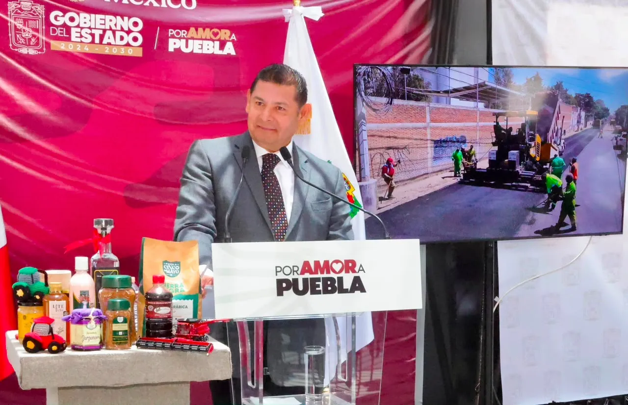 Gobierno Estatal encabeza transformación histórica de caminos y vialidades con maquinaria propia