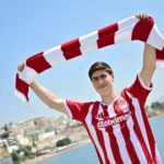 Hormiga González: Podría debutar con el Olympiacos enfrentando a otro mexicano