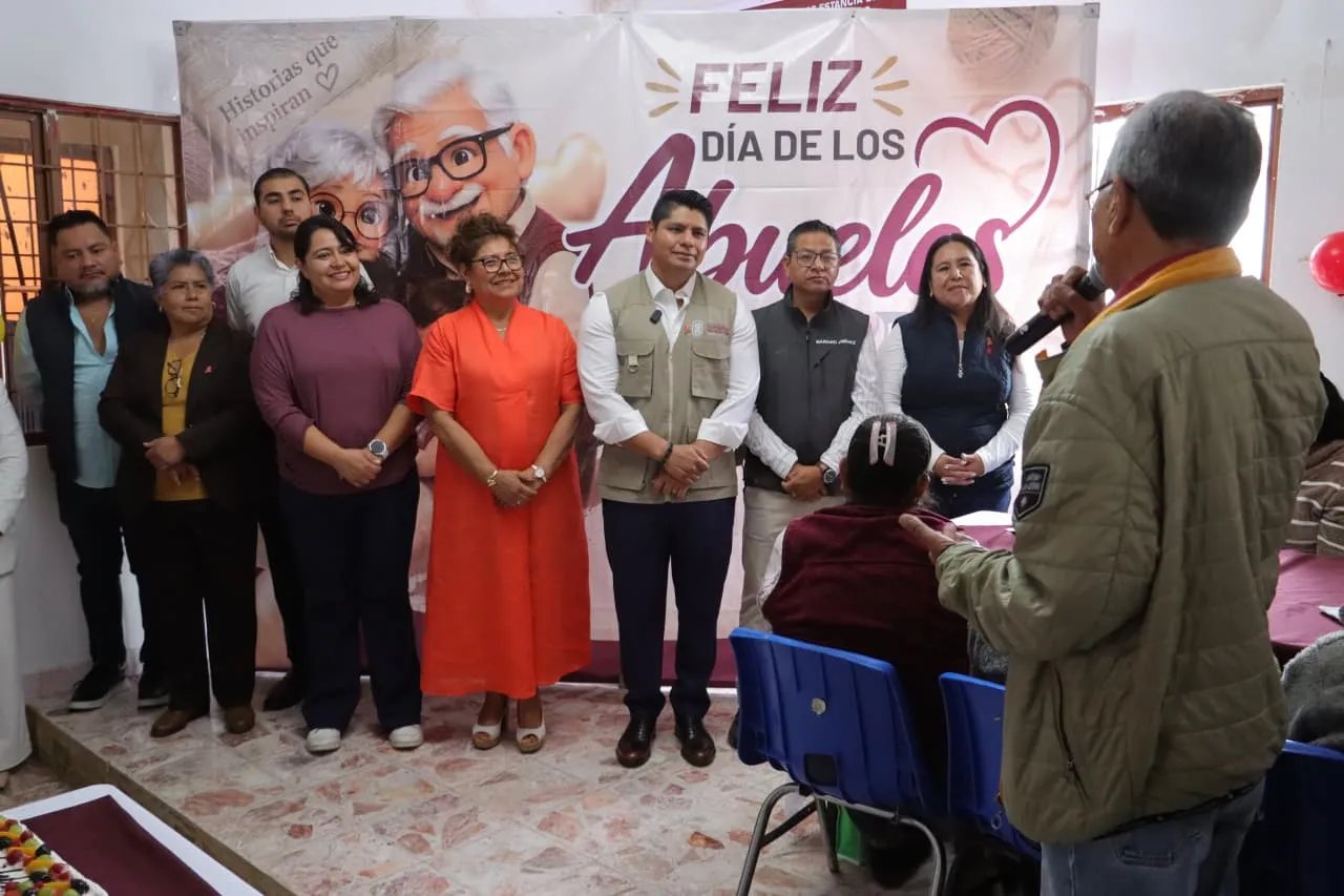 Omar Muñoz y Tere Alfaro celebran a los abuelitos de Chautenco