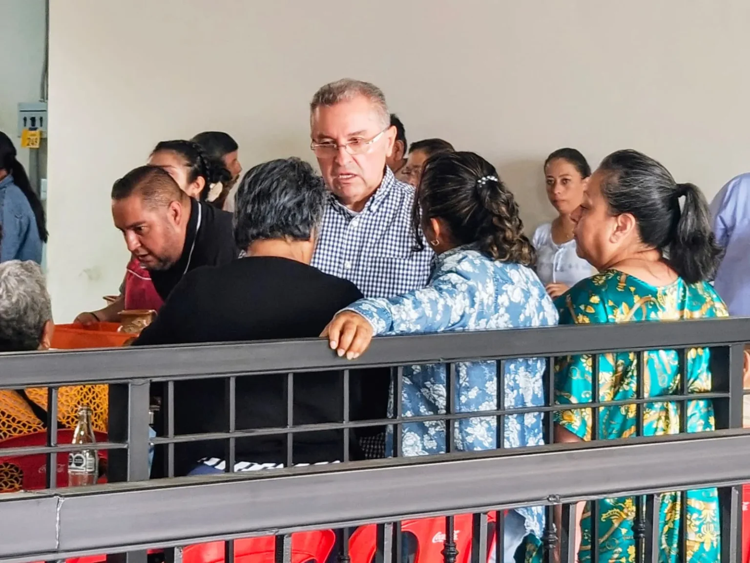 Rubén Maldonado Cabrera se reúne con líderes de diversos sectores en el Mercado Municipal