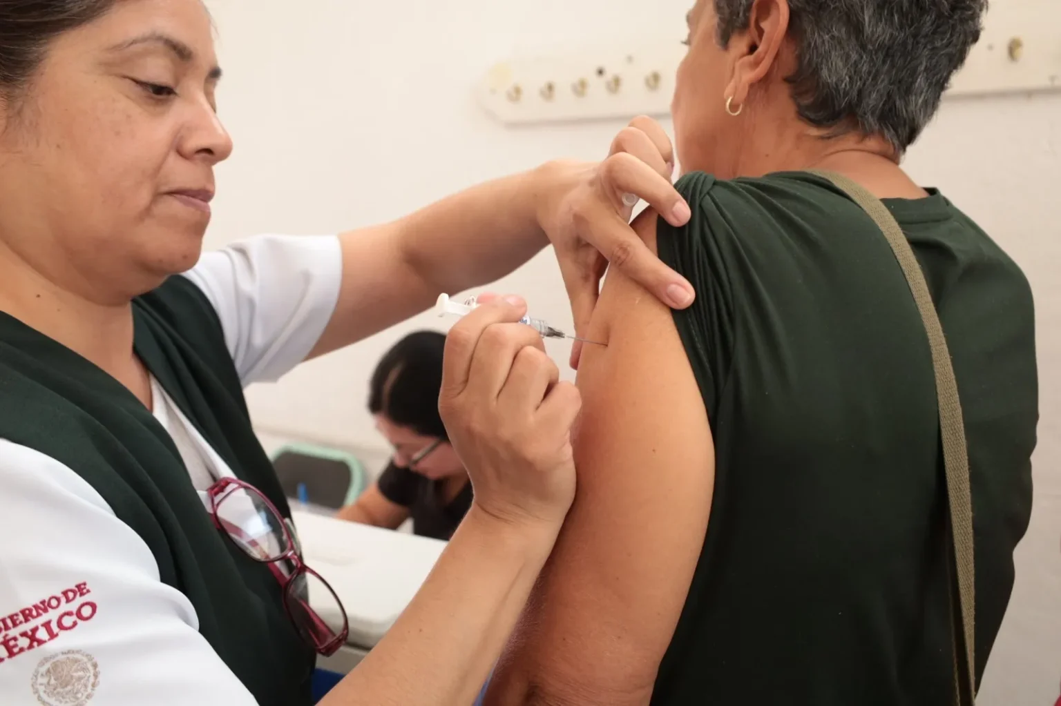 Tonantzin Fernández respalda jornada de salud para adultos mayores en San Pedro Cholula