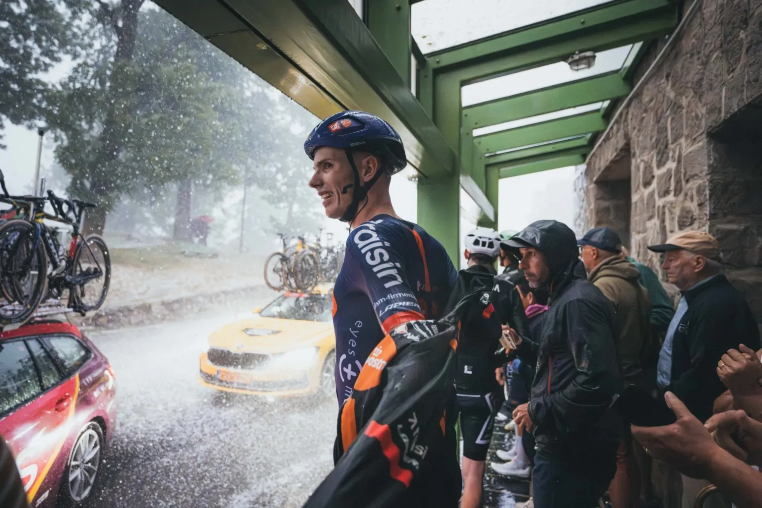 Vuelta a España ciclistas buscan refugio tras fuerte granizada y cancelan la tercera etapa