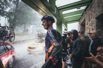 Vuelta a España ciclistas buscan refugio tras fuerte granizada y cancelan la tercera etapa