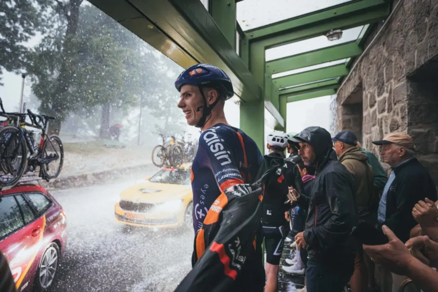 Vuelta a España ciclistas buscan refugio tras fuerte granizada y cancelan la tercera etapa