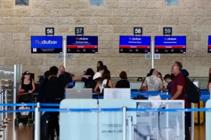 Apuñalamiento en vuelo rumbo a Israel provoca desvío y es investigado como posible atentado