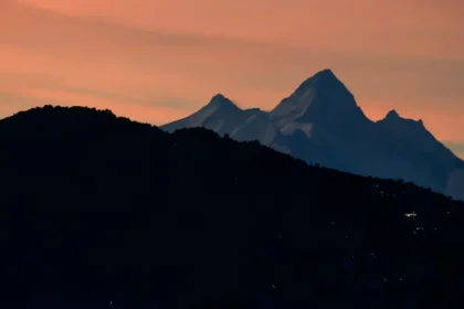 Avalancha en el Himalaya deja dos muertos y 12 desaparecidos en Nepal