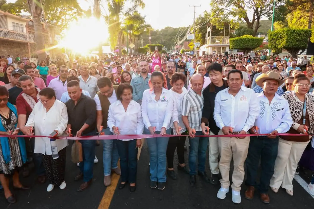 Carretera nueva histórica; Ariadna Ayala entrega rehabilitación del camino a Metepec