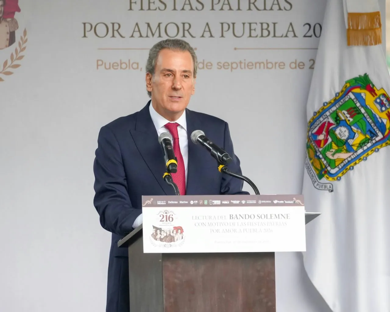 Colocan Alejandro Armenta y Pepe Chedraui Bando Solemne de las Fiestas Patrias 2026 en el Palacio Municipal