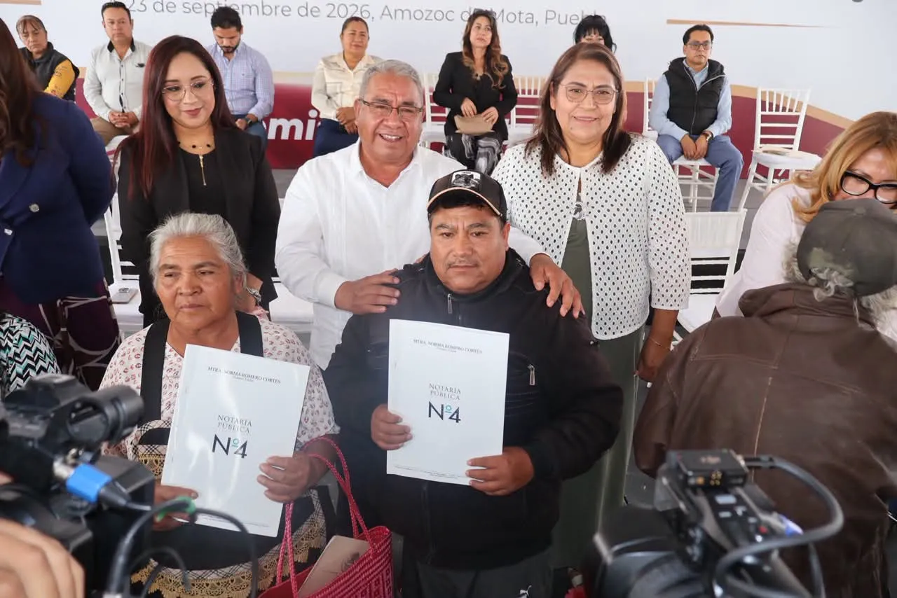 Entregan 156 escrituras a familias de Amozoc; reciben certeza jurídica sobre su patrimonio