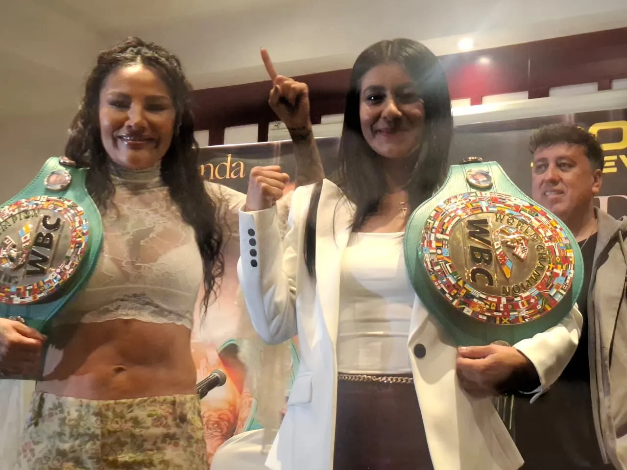 Gaby “La Bonita” Sánchez y “La Barby” Juárez se enfrentarán en el Estadio Hermanos Serdán