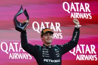 George Russell conquista Bakú en una carrera marcada por el caos; Checo termina 15º