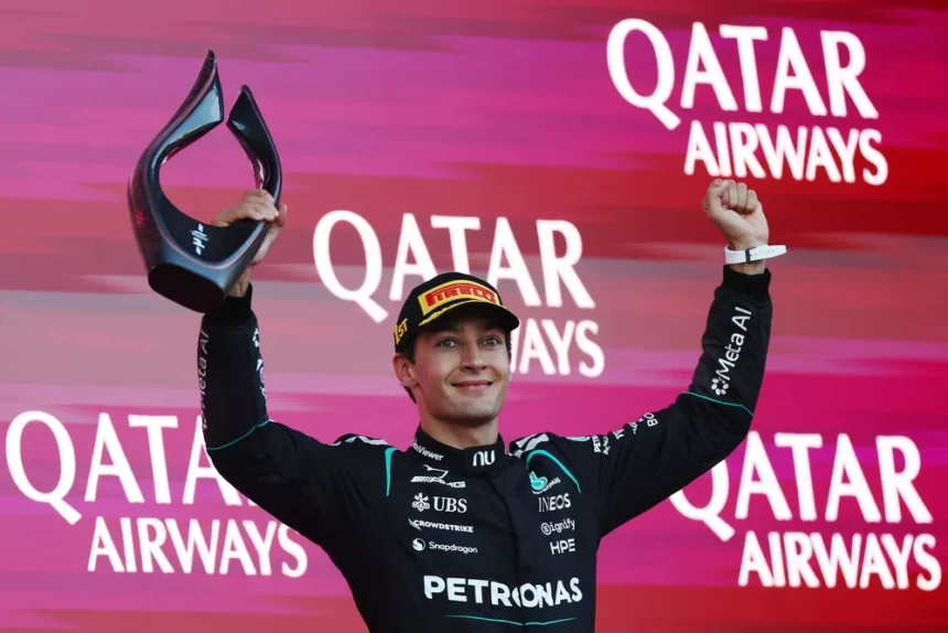 George Russell conquista Bakú en una carrera marcada por el caos; Checo termina 15º
