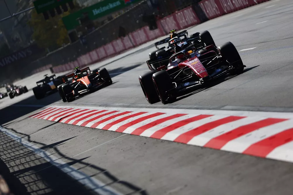 George Russell conquista Bakú en una carrera marcada por el caos; Checo termina 15º