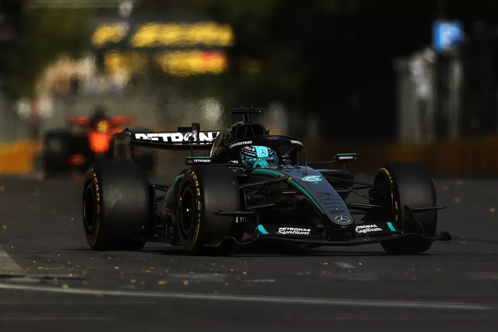 George Russell conquista Bakú en una carrera marcada por el caos; Checo termina 15º