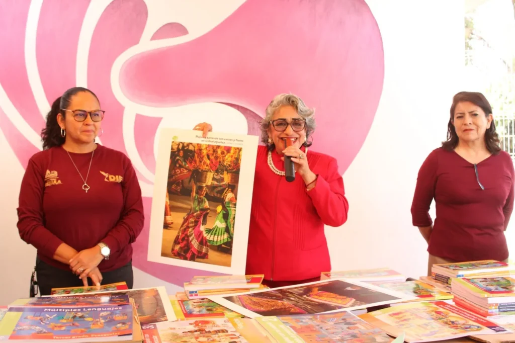 Impulsa Tonantzin Fernández educación de la niñez cholulteca con entrega de libros de texto