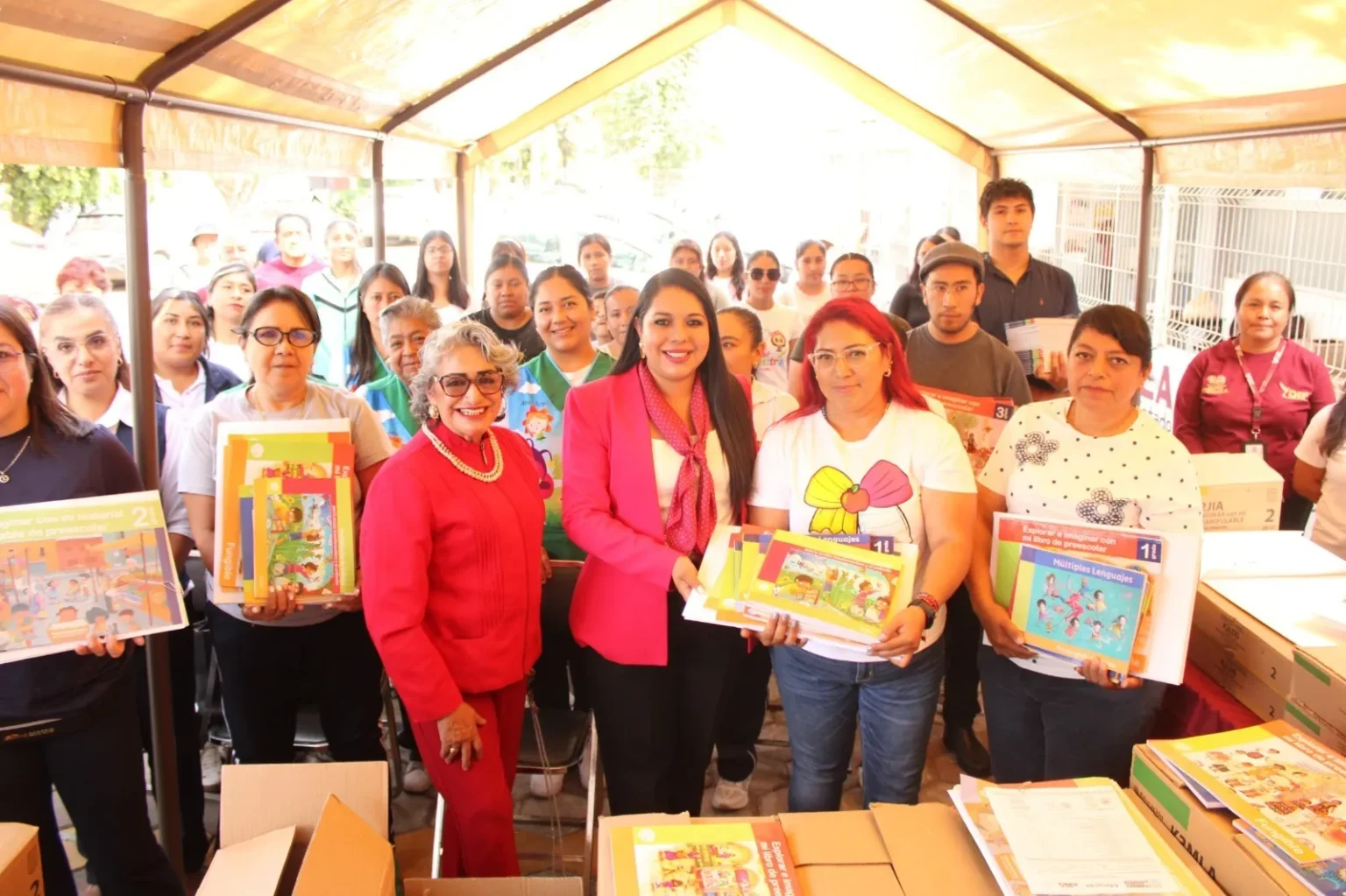 Impulsa Tonantzin Fernández educación de la niñez cholulteca con entrega de libros de texto
