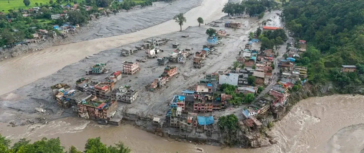 La inundación acumula 939 muertos en Nepal y 16 en Tíbet; van 4 mil 247 desaparecidos