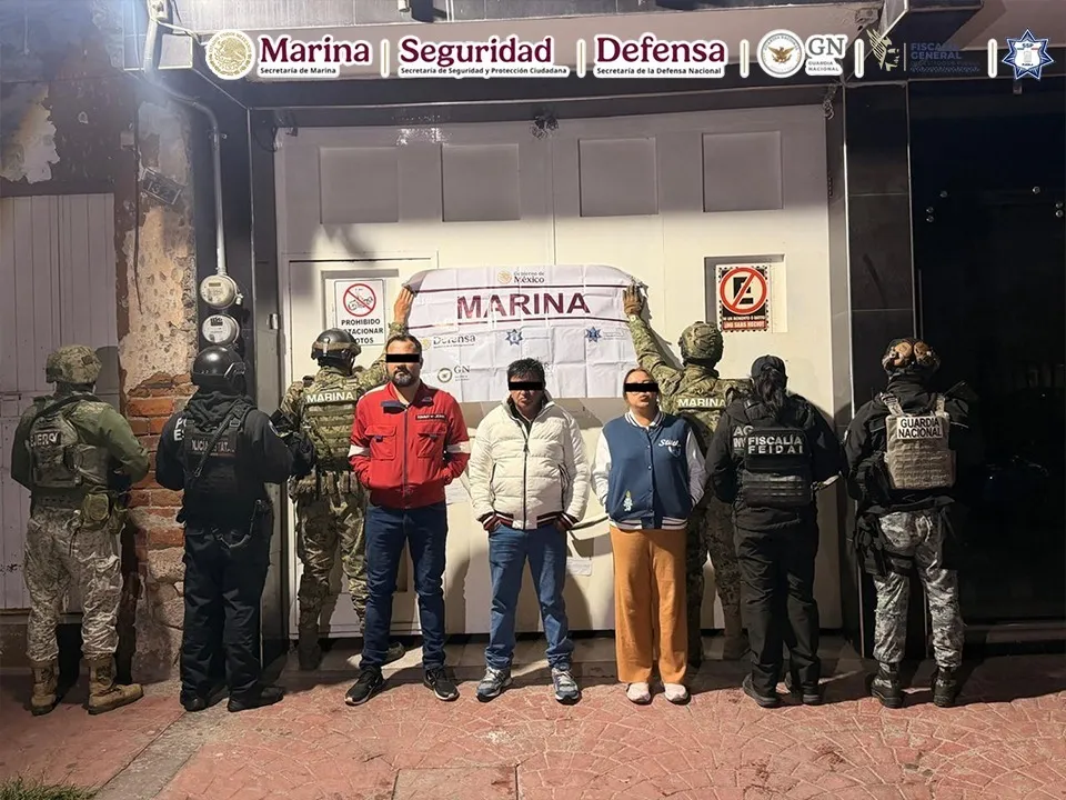 Marina brinda seguridad perimetral durante seis órdenes de cateo en Huejotzingo, Puebla; se aseguraron 242 dosis de presunta droga y nueve pipas
