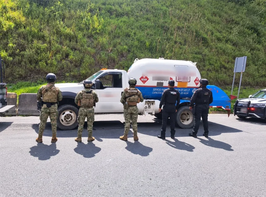 Marina en coadyuvancia con Policía Estatal aseguran una pipa con un abastecimiento aproximado de 800 litros de gas LP. en Mecapalapa, Puebla