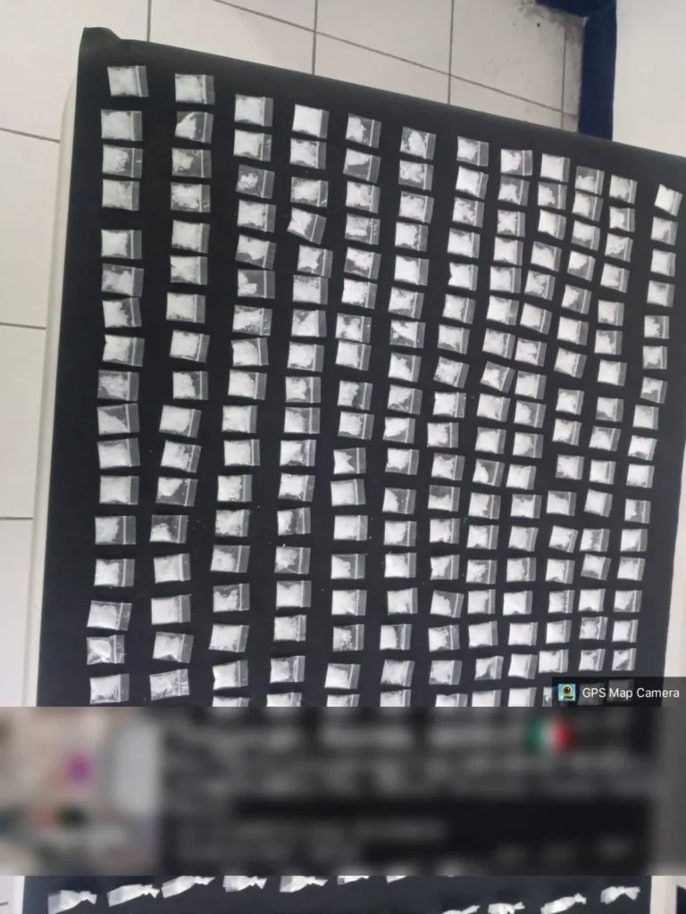 Marina en coordinación interinstitucional, detienen a un masculino con más de 400 dosis de presunta droga y 55 bolsas de marihuana, en Tehuacán, Puebla
