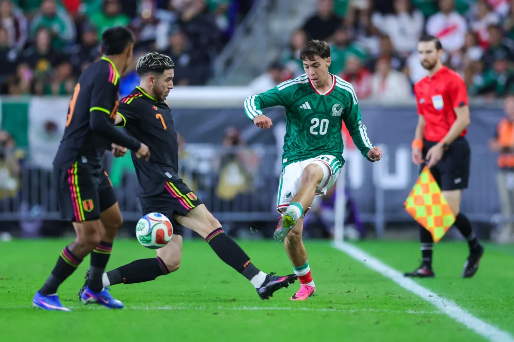 México vuelve a empatar con Perú