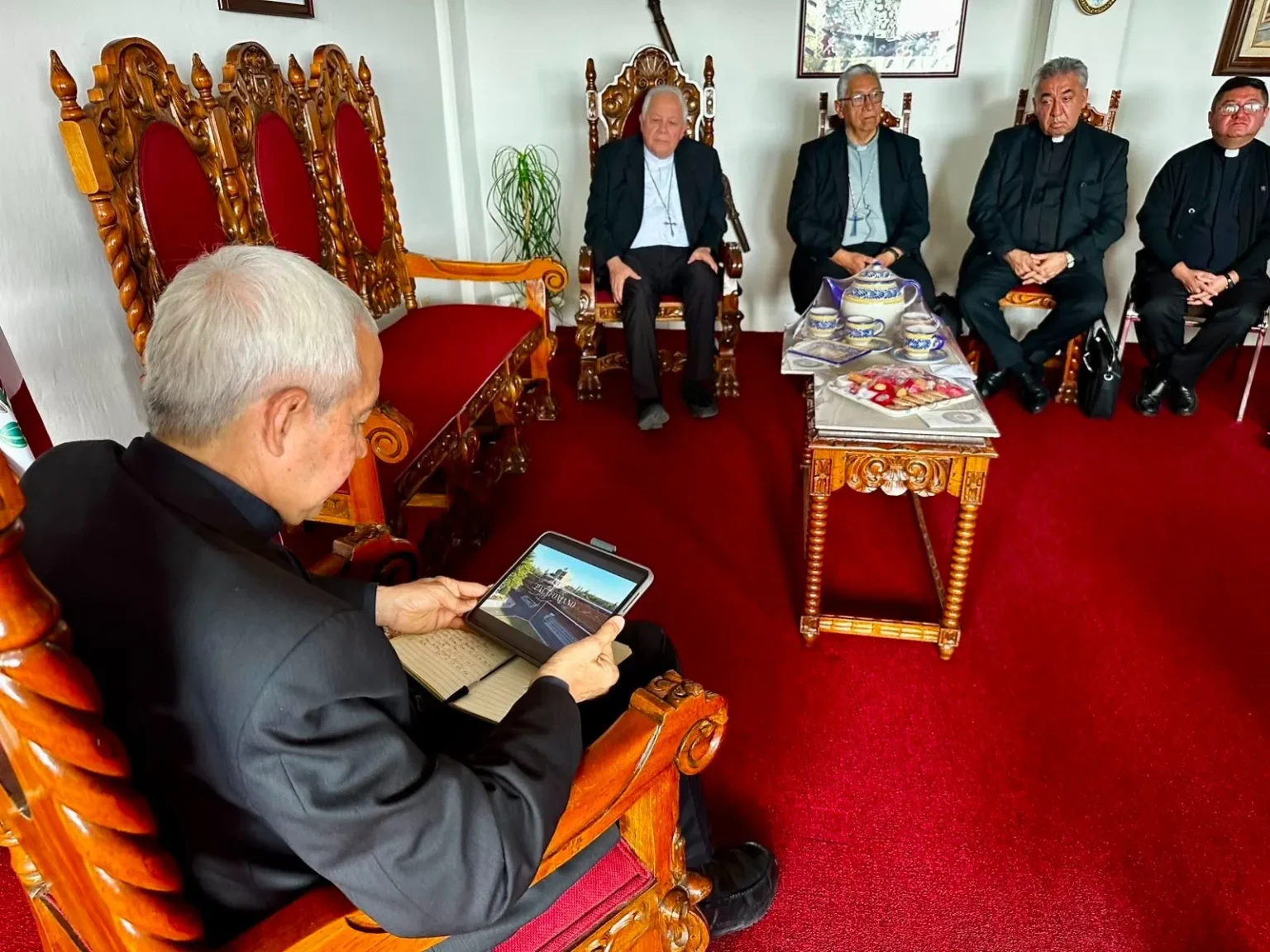 Se reúnen arzobispos Víctor Sánchez y Jorge Carlos Wong e inicia entrega-recepción